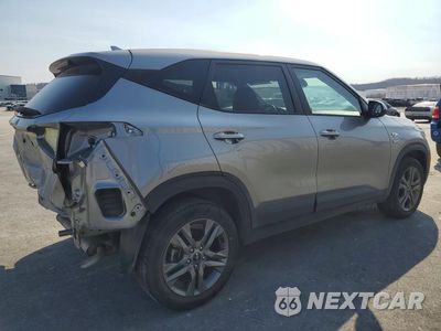 Trzecie zdjęcie samochodu z tyłu: 2023 KIA SELTOS LX VIN:KNDEPCAA6P7453745 - miniatura