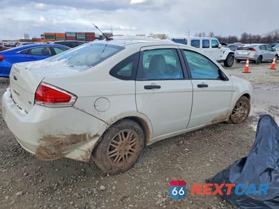 Trzecie zdjęcie samochodu z tyłu: 2010 FORD FOCUS SE VIN:1FAHP3FN7AW295573 - miniatura