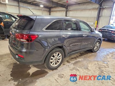 Trzecie zdjęcie samochodu z tyłu: 2019 KIA SORENTO LX V6 VIN:5XYPGDA50KG489444 - miniatura