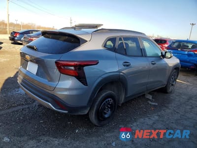 Trzecie zdjęcie samochodu z tyłu: 2025 CHEVROLET TRAX 1LT VIN:KL77LHEP9SC171404 - miniatura