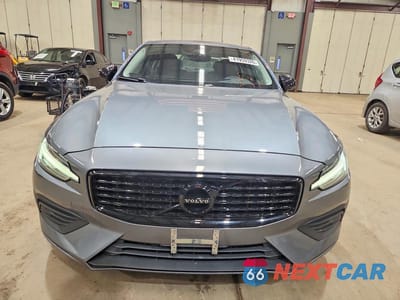 Piąte zdjęcie samochodu w środku: 2020 VOLVO S60 T6 MOMENTUM VIN:7JRA22TK1LG043184 - miniatura