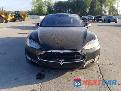 Piąte zdjęcie samochodu w środku: 2016 TESLA MODEL S VIN:5YJSA1E13GF120884 - miniatura