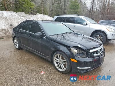 Czwarte zdjęcie samochodu z boku: 2012 MERCEDES-BENZ C 250 4MATIC VIN:WDDGF8FB3CA735614 - miniatura