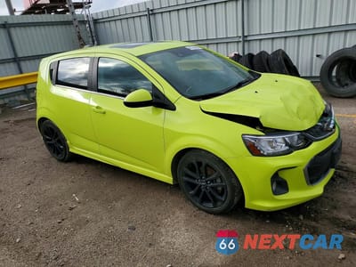 Czwarte zdjęcie samochodu z boku: 2019 CHEVROLET SONIC PREMIER VIN:1G1JF6SB8K4103837 - miniatura