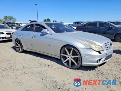 Czwarte zdjęcie samochodu z boku: 2008 MERCEDES-BENZ CLS 550 VIN:WDDDJ72X18A124338 - miniatura