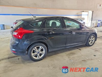 Trzecie zdjęcie samochodu z tyłu: 2013 FORD FOCUS SE VIN:1FADP3K28DL180108 - miniatura
