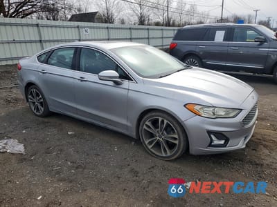Czwarte zdjęcie samochodu z boku: 2020 FORD FUSION TITANIUM VIN:3FA6P0D96LR174468 - miniatura
