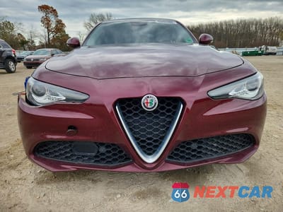 Piąte zdjęcie samochodu w środku: 2017 ALFA ROMEO GIULIA VIN:ZARFAEBN5H7558383 - miniatura