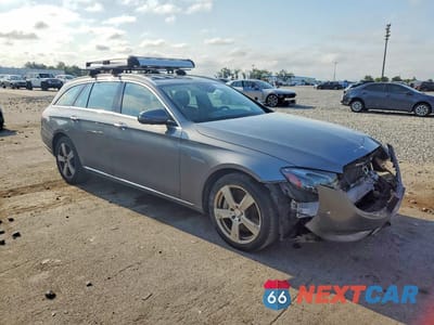 Czwarte zdjęcie samochodu z boku: 2018 MERCEDES-BENZ E 400 4MATIC VIN:WDDZH6GB9JA355910 - miniatura