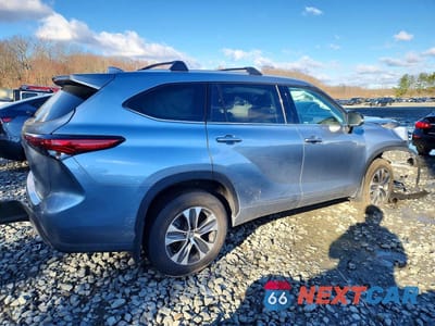 Trzecie zdjęcie samochodu z tyłu: 2022 TOYOTA HIGHLANDER XLE VIN:5TDHZRBH3NS233195 - miniatura