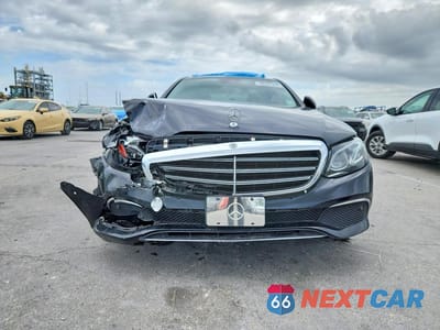 Piąte zdjęcie samochodu w środku: 2018 MERCEDES-BENZ E 300 4MATIC VIN:WDDZF4KB1JA302653 - miniatura