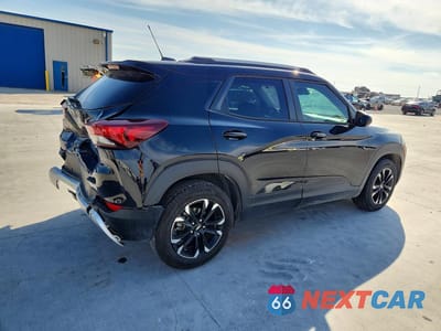 Trzecie zdjęcie samochodu z tyłu: 2021 CHEVROLET TRAILBLAZER LT VIN:KL79MPSLXMB056112 - miniatura