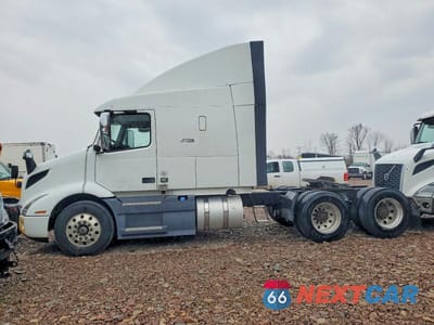 Zdjęcie 9 z 10 samochodu: 2020 VOLVO VNR SEMI TRUCK VIN:4V4WC9EG9LN267337 - miniatura