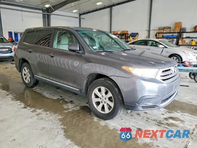 Czwarte zdjęcie samochodu z boku: 2013 TOYOTA HIGHLANDER BASE VIN:5TDBK3EH1DS246013 - miniatura