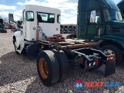 Trzecie zdjęcie samochodu z tyłu: 2015 KENWORTH T330 SEMI TRUCK VIN:2XKHAJ7X1FM462639 - miniatura