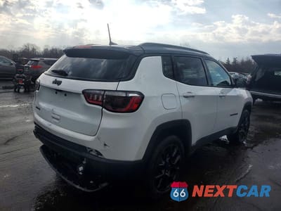 Trzecie zdjęcie samochodu z tyłu: 2024 JEEP COMPASS LATITUDE VIN:3C4NJDBN7RT104374 - miniatura