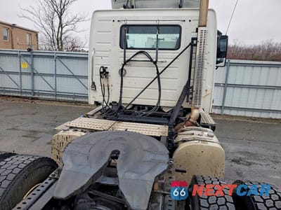 Zdjęcie 6 z 10 samochodu: 2019 VOLVO VNR SEMI TRUCK VIN:4V4W19DF8KN202881 - miniatura