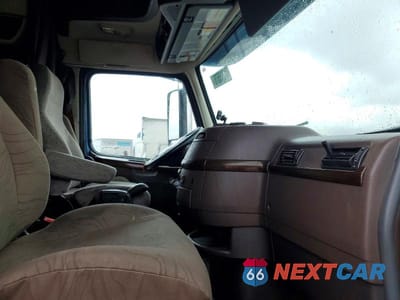 Piąte zdjęcie samochodu w środku: 2016 VOLVO VNL SEMI TRUCK VIN:4V4NC9EG4GN931478 - miniatura