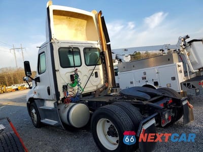 Trzecie zdjęcie samochodu z tyłu: 2016 FREIGHTLINER CASCADIA 125 SEMI TRUCK VIN:1FUBGEDV3GLHC5616 - miniatura