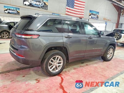 Trzecie zdjęcie samochodu z tyłu: 2024 JEEP GRAND CHEROKEE LAREDO VIN:1C4RJHAG0R8943664 - miniatura