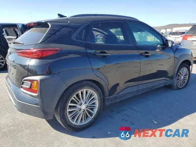 Trzecie zdjęcie samochodu z tyłu: 2020 HYUNDAI KONA SEL PLUS VIN:KM8K62AA6LU432398 - miniatura