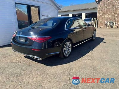 Trzecie zdjęcie samochodu z tyłu: 2022 MERCEDES-BENZ S 500 4MATIC VIN:W1K6G6DB8NA128949 - miniatura