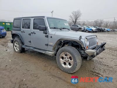 Czwarte zdjęcie samochodu z boku: 2013 JEEP WRANGLER UNLIMITED SAHARA VIN:1C4BJWEG9DL602625 - miniatura