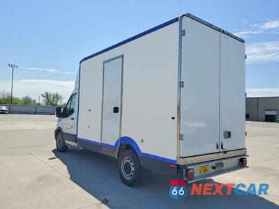 Trzecie zdjęcie samochodu z tyłu: 2022 FORD TRANSIT DELIVERY TRUCK VIN:1FDBW5Z83NKA39850 - miniatura