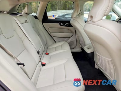 Zdjęcie 11 z 13 samochodu: 2022 VOLVO XC60 B5 MOMENTUM VIN:YV4L12RK4N1986643 - miniatura