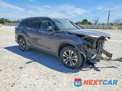 Czwarte zdjęcie samochodu z boku: 2022 TOYOTA HIGHLANDER XLE VIN:5TDGZRAHXNS543857 - miniatura