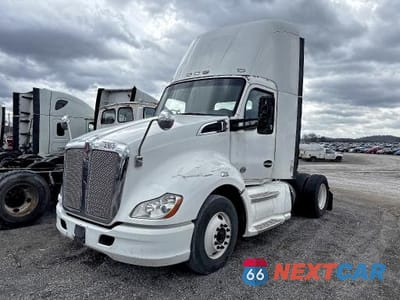 Drugie zdjęcie samochodu z przodu: 2014 KENWORTH T680 SEMI TRUCK VIN:1XKYA48X9EJ403201 - miniatura