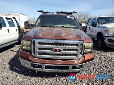 Piąte zdjęcie samochodu w środku: 2005 FORD F350 SUPER DUTY FLATBED TRUCK VIN:1FTWW33P25EA90328 - miniatura
