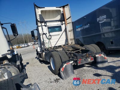 Trzecie zdjęcie samochodu z tyłu: 2017 VOLVO VNL SEMI TRUCK VIN:4V4N39TG5HN987983 - miniatura