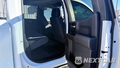 Zdjęcie 6 z 12 samochodu: 2022 CHEVROLET SILVERADO K1500 CUSTOM VIN:3GCPDBEK8NG533662 - miniatura