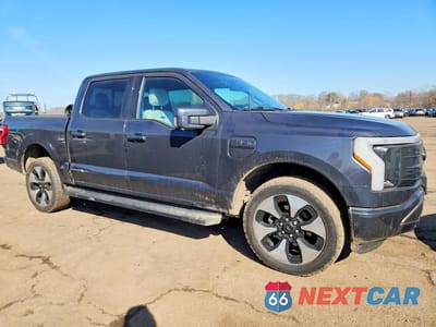Czwarte zdjęcie samochodu z boku: 2022 FORD F150 LIGHTNING PRO VIN:1FT6W1EV7NWG03499 - miniatura