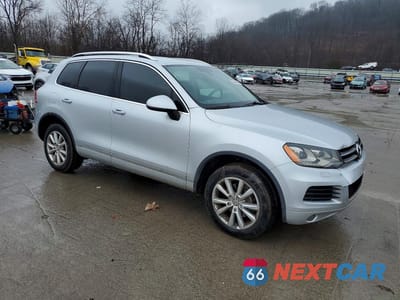 Czwarte zdjęcie samochodu z boku: 2014 VOLKSWAGEN TOUAREG V6 VIN:WVGEF9BP2ED015260 - miniatura