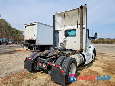 Czwarte zdjęcie samochodu z boku: 2014 KENWORTH T680 SEMI TRUCK VIN:1XKYA48X4EJ403039 - miniatura