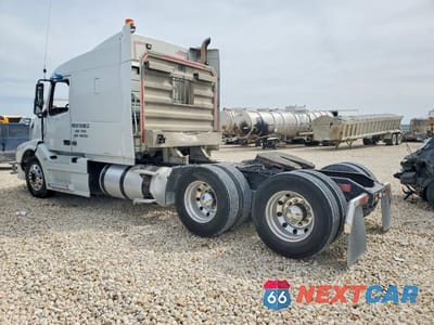 Trzecie zdjęcie samochodu z tyłu: 2011 VOLVO VNL SEMI TRUCK VIN:4V4NC9EH5BN296935 - miniatura