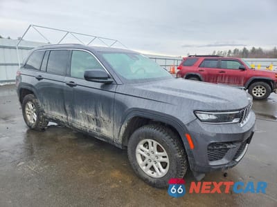 Czwarte zdjęcie samochodu z boku: 2023 JEEP GRAND CHEROKEE LAREDO VIN:1C4RJHAG4PC575192 - miniatura