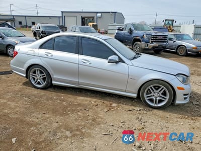 Czwarte zdjęcie samochodu z boku: 2012 MERCEDES-BENZ C 250 VIN:WDDGF4HB2CR191064 - miniatura