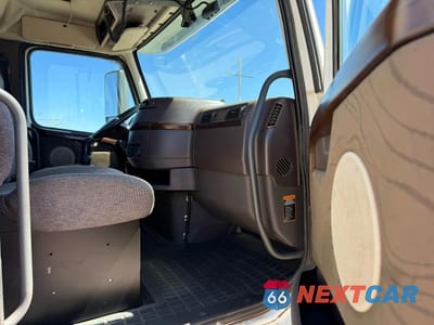 Piąte zdjęcie samochodu w środku: 2014 VOLVO VNL TRUCKS SEMI TRUCK VIN:4V4NC9EH8EN146189 - miniatura