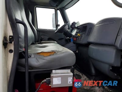Piąte zdjęcie samochodu w środku: 2005 INTERNATIONAL 4300 FEED DELIVERY TRUCK VIN:1HTMMAAN45H148377 - miniatura