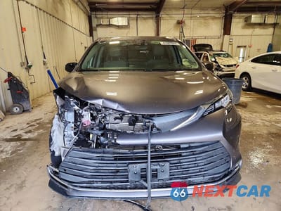 Piąte zdjęcie samochodu w środku: 2021 TOYOTA SIENNA XLE 7-PASSENGER VIN:5TDJSKFC1MS019428 - miniatura