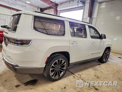 Trzecie zdjęcie samochodu z tyłu: 2022 JEEP GRAND WAGONEER SERIES III VIN:1C4SJVGJ4NS102138 - miniatura