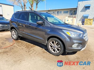 Czwarte zdjęcie samochodu z boku: 2018 FORD ESCAPE SE VIN:1FMCU0GDXJUC91381 - miniatura