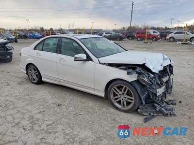 Czwarte zdjęcie samochodu z boku: 2014 MERCEDES-BENZ C 250 VIN:WDDGF4HB1ER309656 - miniatura