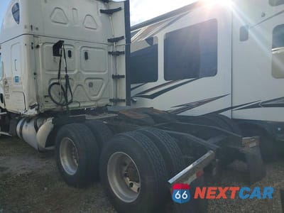 Trzecie zdjęcie samochodu z tyłu: 2019 FREIGHTLINER CASCADIA 126 SEMI TRUCK VIN:3AKJHHDR7KSKR1504 - miniatura