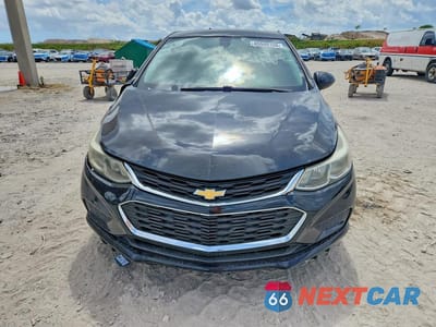 Piąte zdjęcie samochodu w środku: 2018 CHEVROLET CRUZE LS VIN:1G1BC5SMXJ7127630 - miniatura