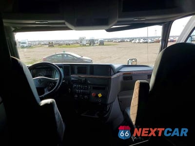 Zdjęcie 6 z 10 samochodu: 2018 INTERNATIONAL LT625 SEMI TRUCK VIN:3HSDZAPR1JN101789 - miniatura
