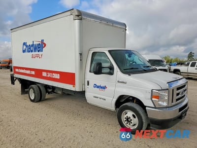 Czwarte zdjęcie samochodu z boku: 2022 FORD ECONOLINE E450 SUPER DUTY CUTAWAY VAN VIN:1FDXE4FNXNDC25144 - miniatura